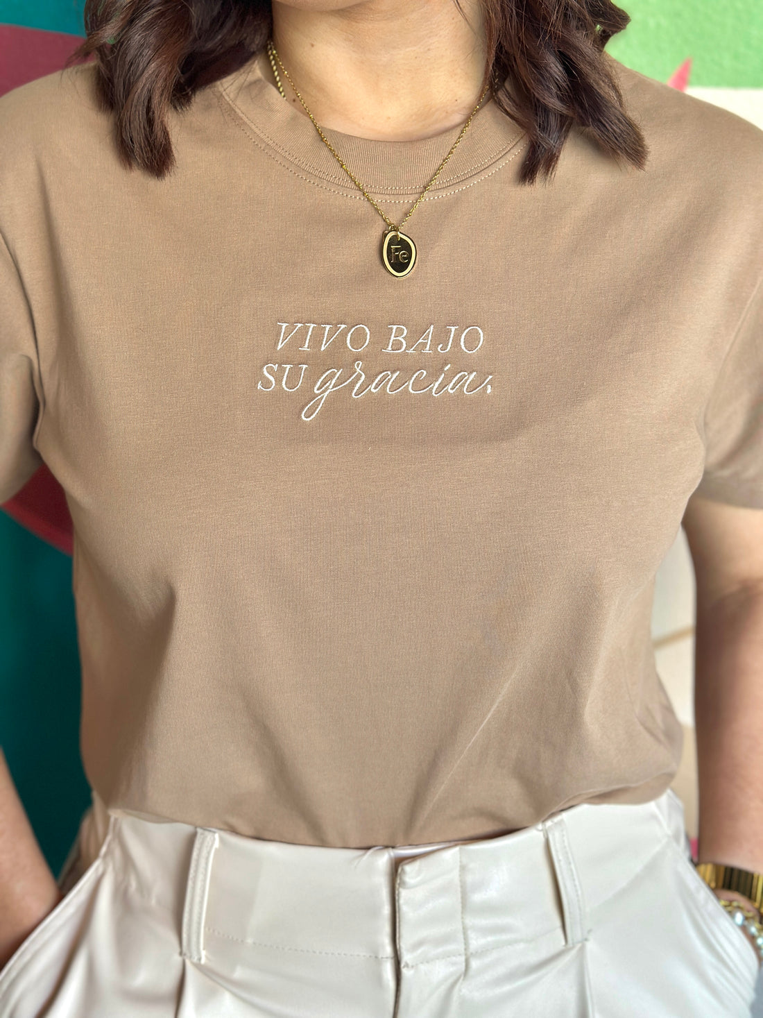PRE-ORDEN: Vivo Bajo su Gracia | Camisa Bordada (09)