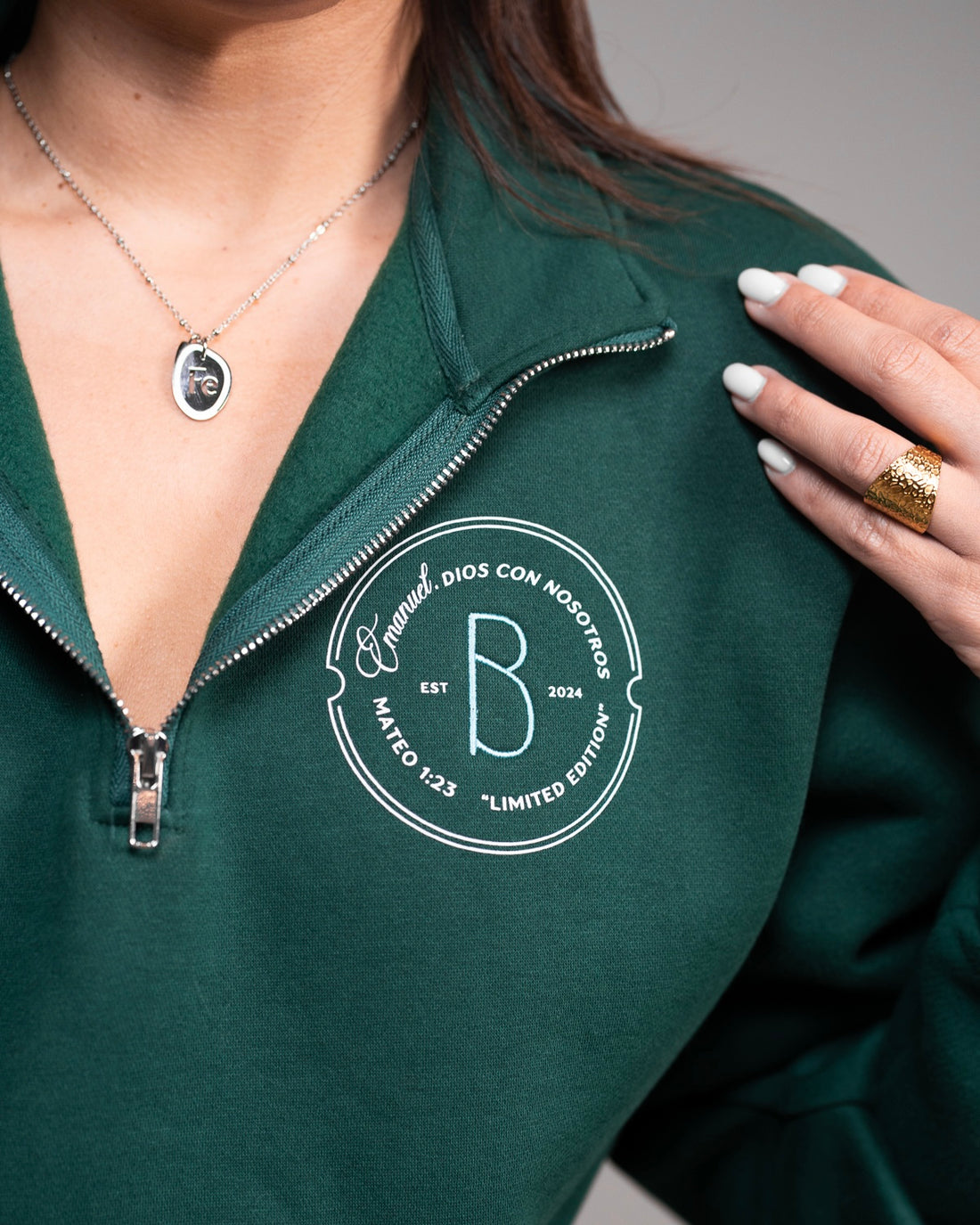 Emanuel, Dios con nosotros - Abrigo bordado (Elígelo un tamaño más grande)