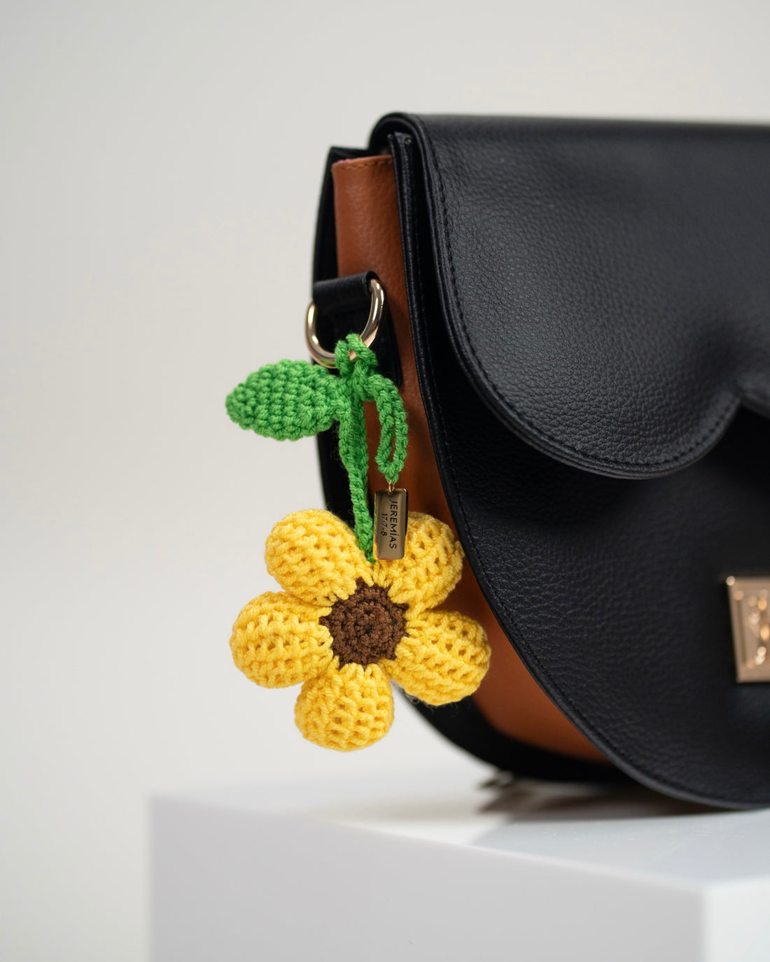 Cartera Florece en Él: Negro