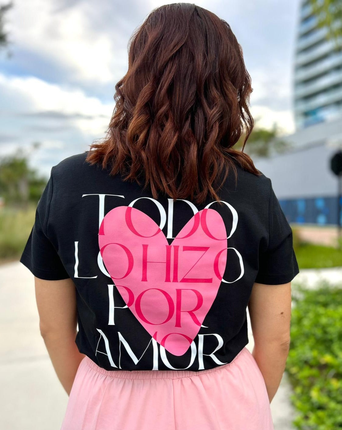 Lo hizo por amor (Romanos 5:8)- Camisa (02)